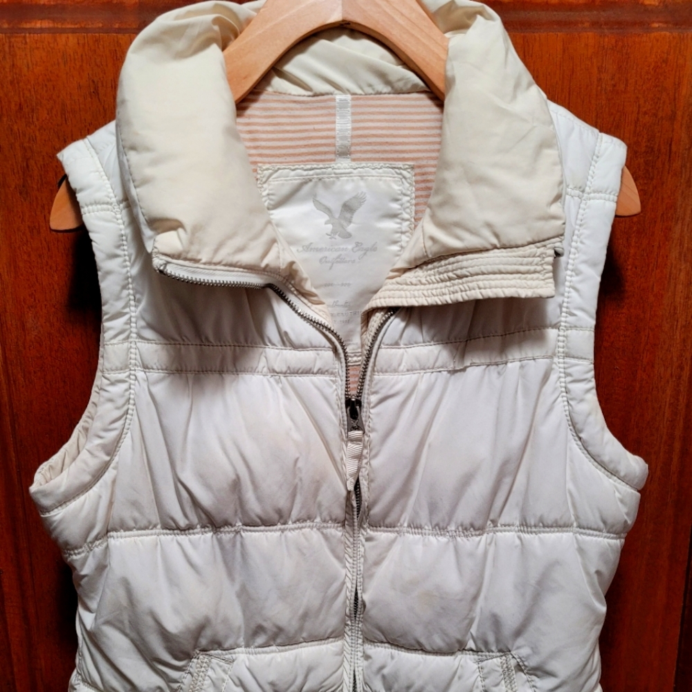 American Eagle Outfitters white vest jacket with zipper front and pockets